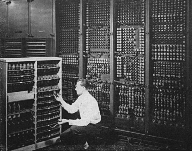 Imagem de um homem ao lado do ENIAC